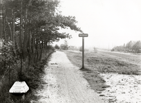 94502 Gezicht op een fietspad langs de heide te Soest, met links op de voorgrond een ANWB-paddenstoel.
